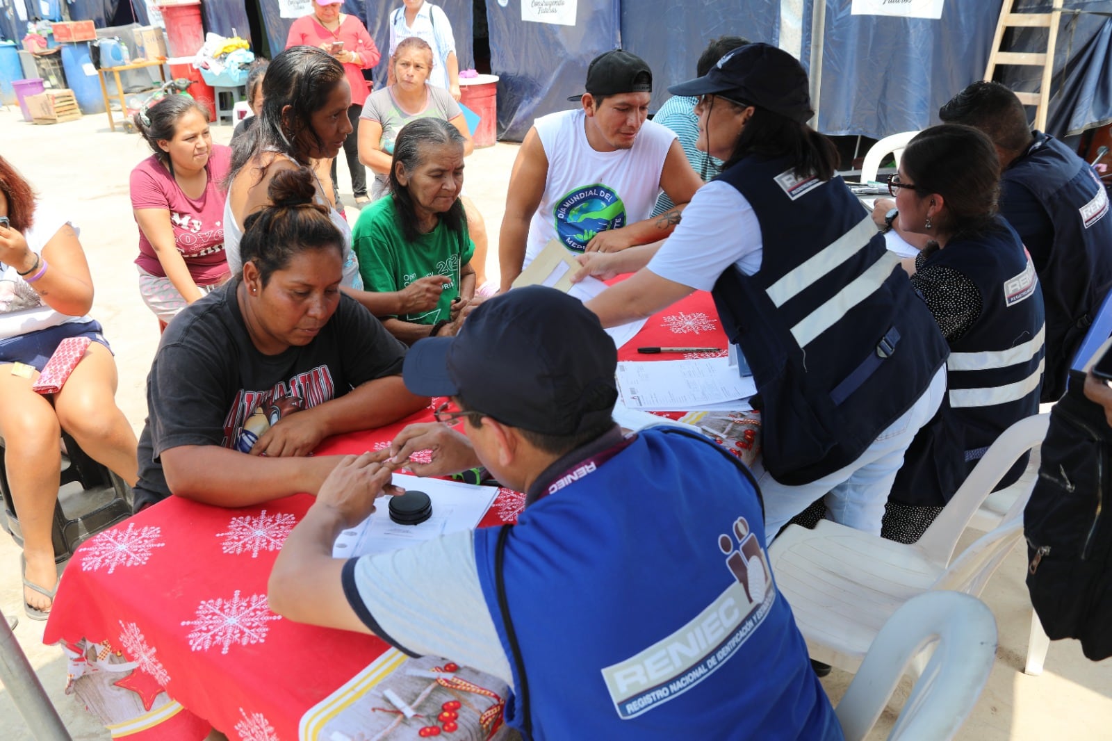 Personal del Reniec tramita a un grupo de personas la rectificación de foto y de la dirección del domicilio en una distrito periférico de Lima Metropolitana. (Reniec)
