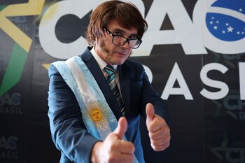 Fiebre por Milei en Camboriú. Ademar Meirelles caracterizado como el primer presidente libertario