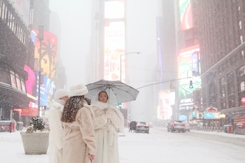 Transeúntes esperan su turno para
