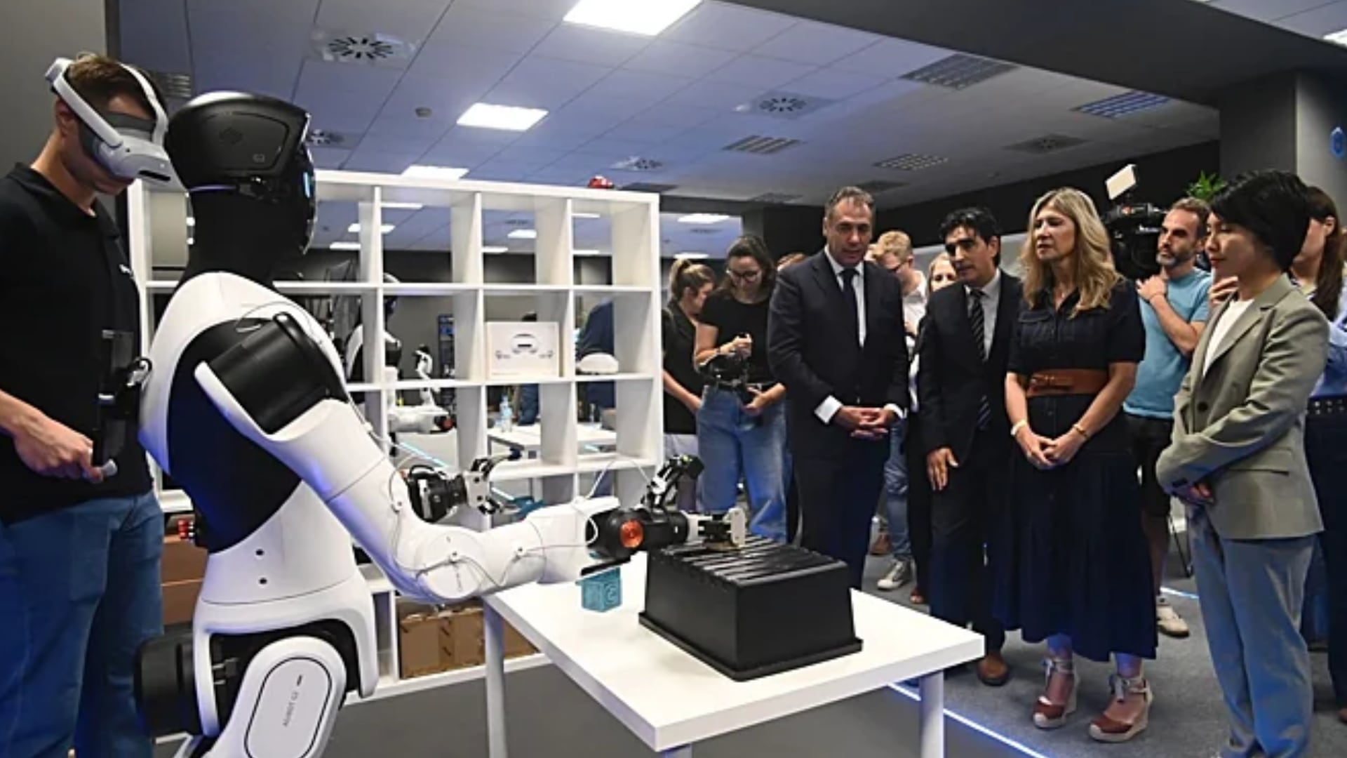 La visita realizada con representantes institucionales y empresariales. (Ramón Comet)