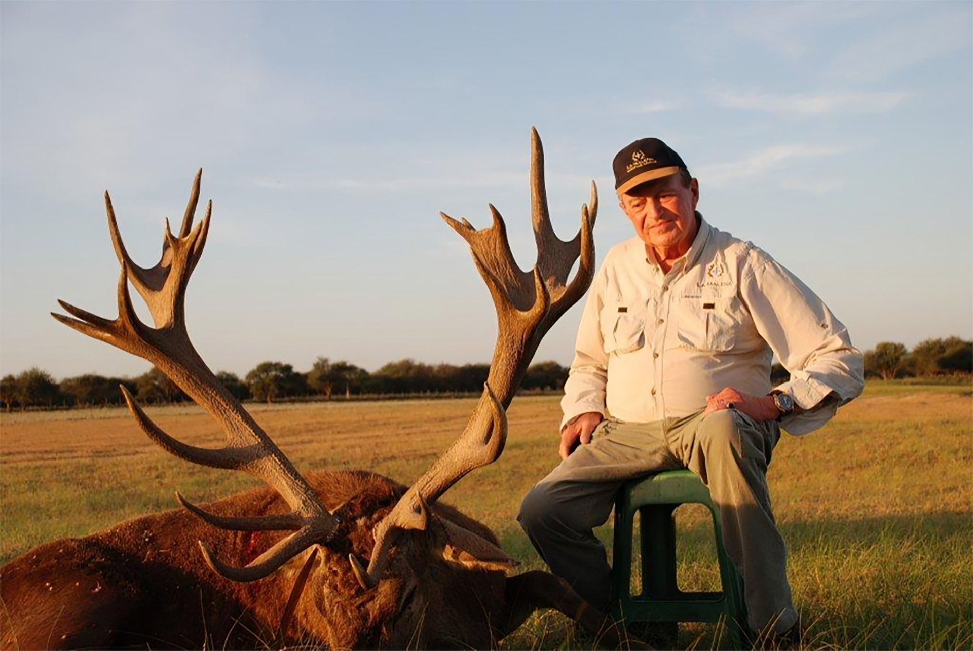 Federico Zichy Thyssen y un ciervo colorado de 22 puntas en La Pampa, cuatro años antes de su muerte