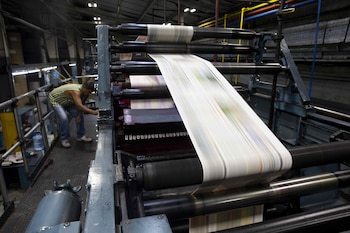 Un trabajador operando la rotativa