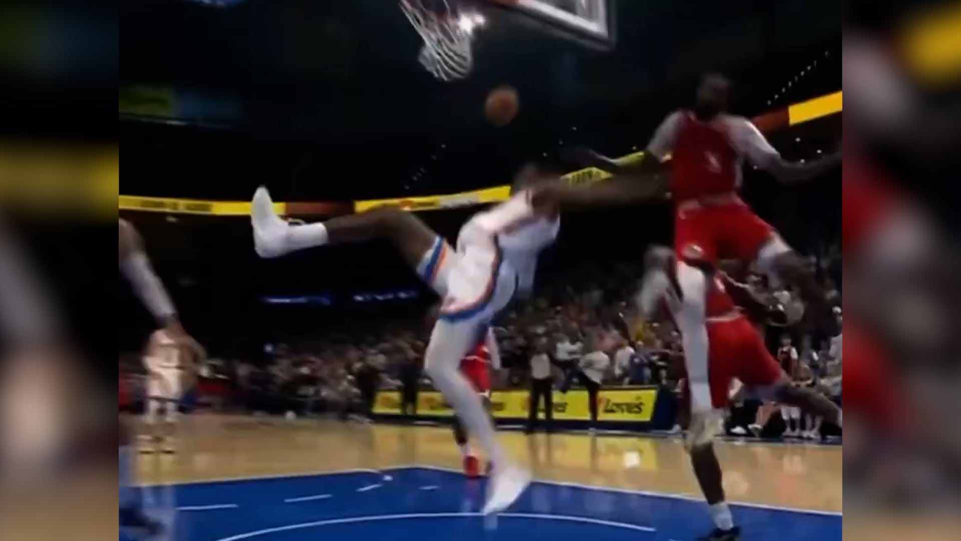 La espeluznante lesión de una figura de la NBA: intentó una volcada, pero un rival lo bloqueó y sufrió un dura caída