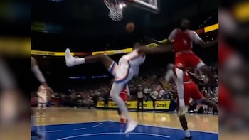 La espeluznante lesión de una figura de la NBA: intentó una volcada, pero un rival lo bloqueó y sufrió un dura caída