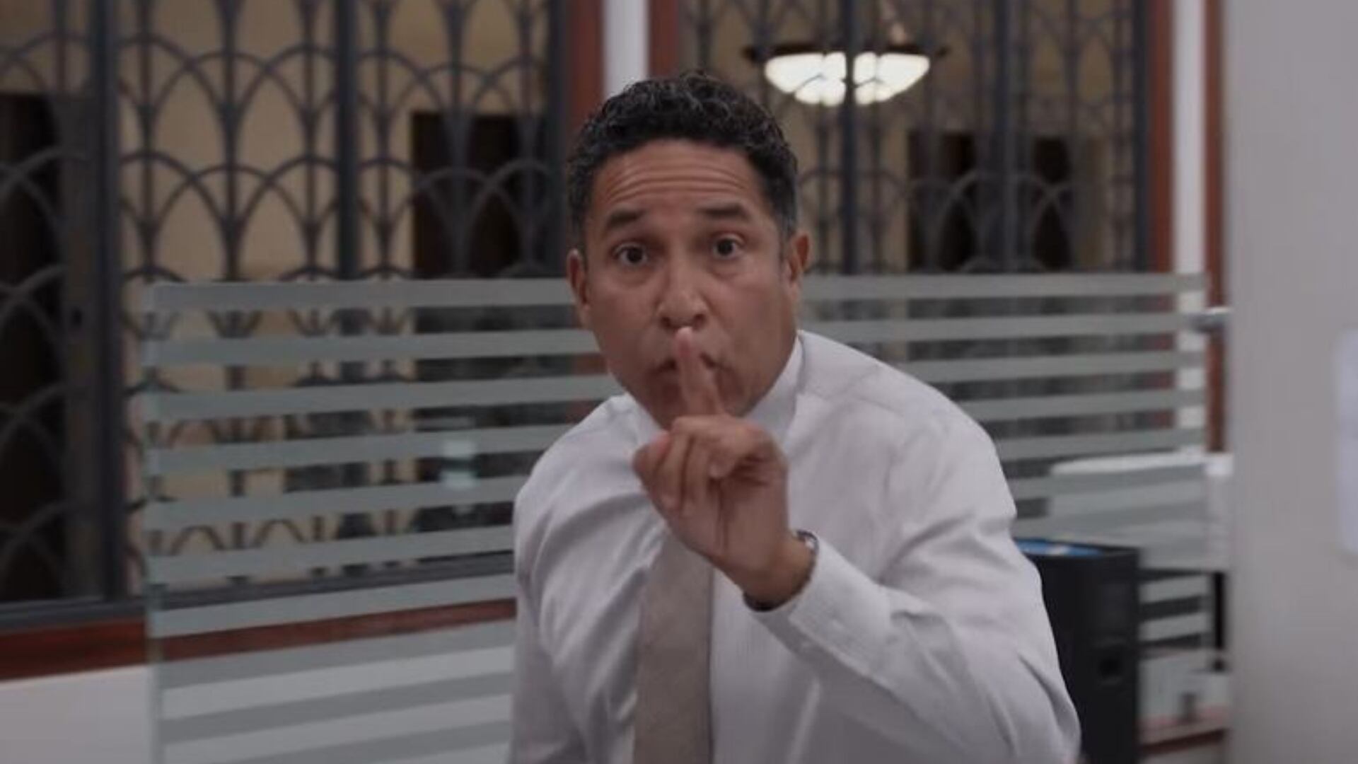 Oscar Nuñez dijo que su personaje revivió una pesadilla cuando volvió a ver a los documentalistas que lo persiguieron en Scranton (Foto: NBC Peacock)