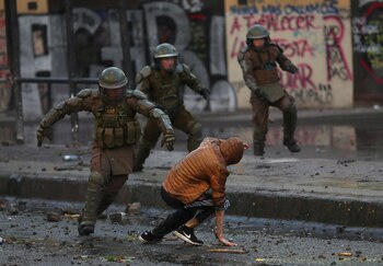 Un policía persigue a un manifestante en Santiago. REUTERS/Ricardo Moraes TPX IMAGES OF THE DAY