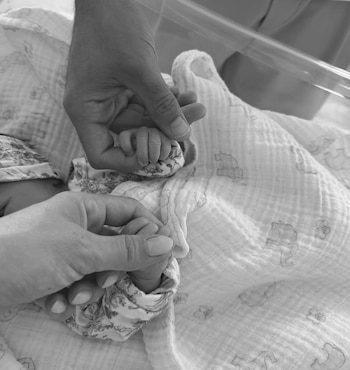 La pareja compartió algunos de sus primeros momentos con la bebé - crédito silvyaraujo / Instagram