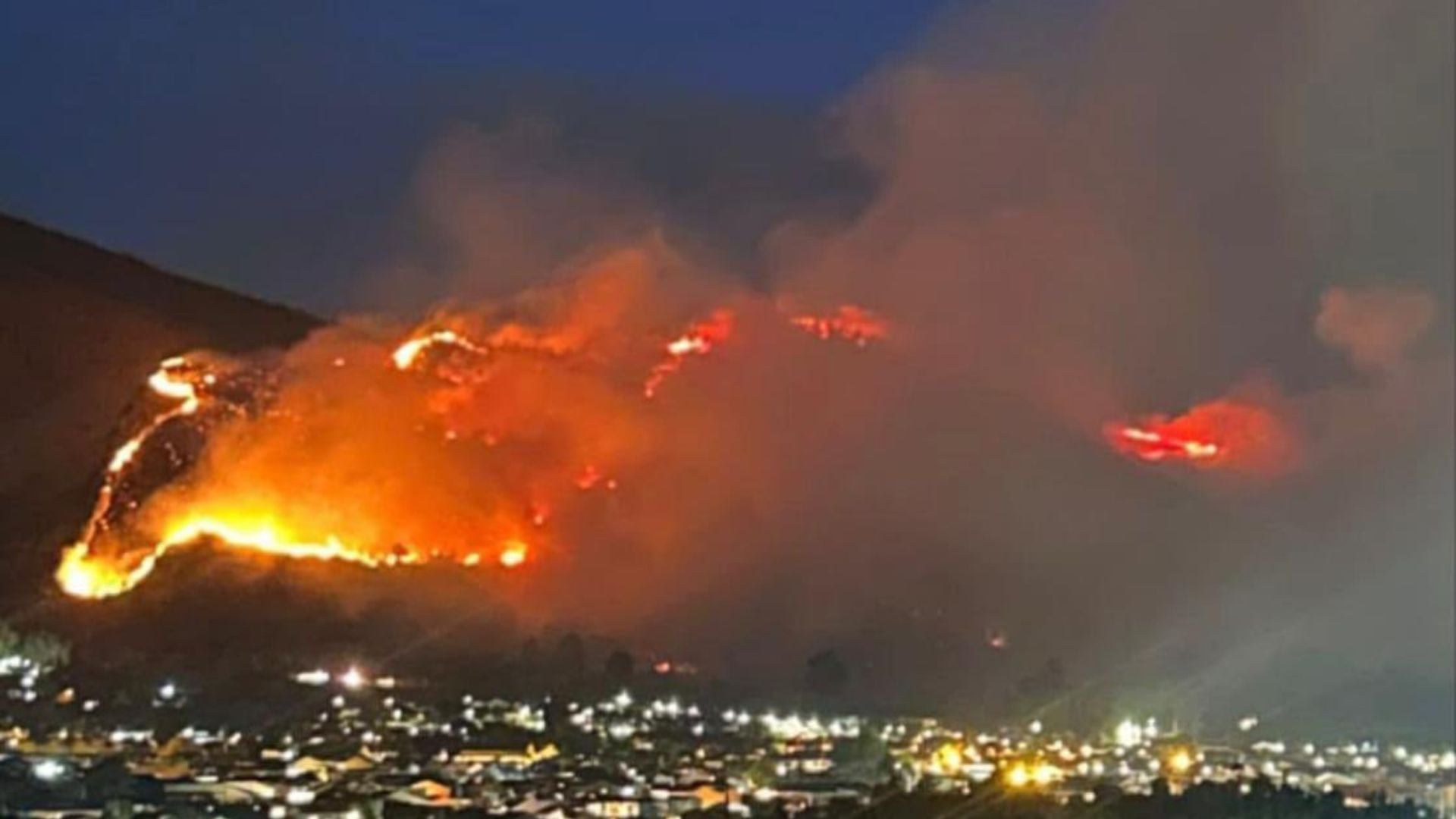 Incendio en Villa de Leyva obliga a evacuar hoteles y activa refuerzo aéreo