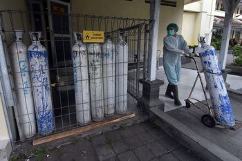 Un trabajador médico tira de