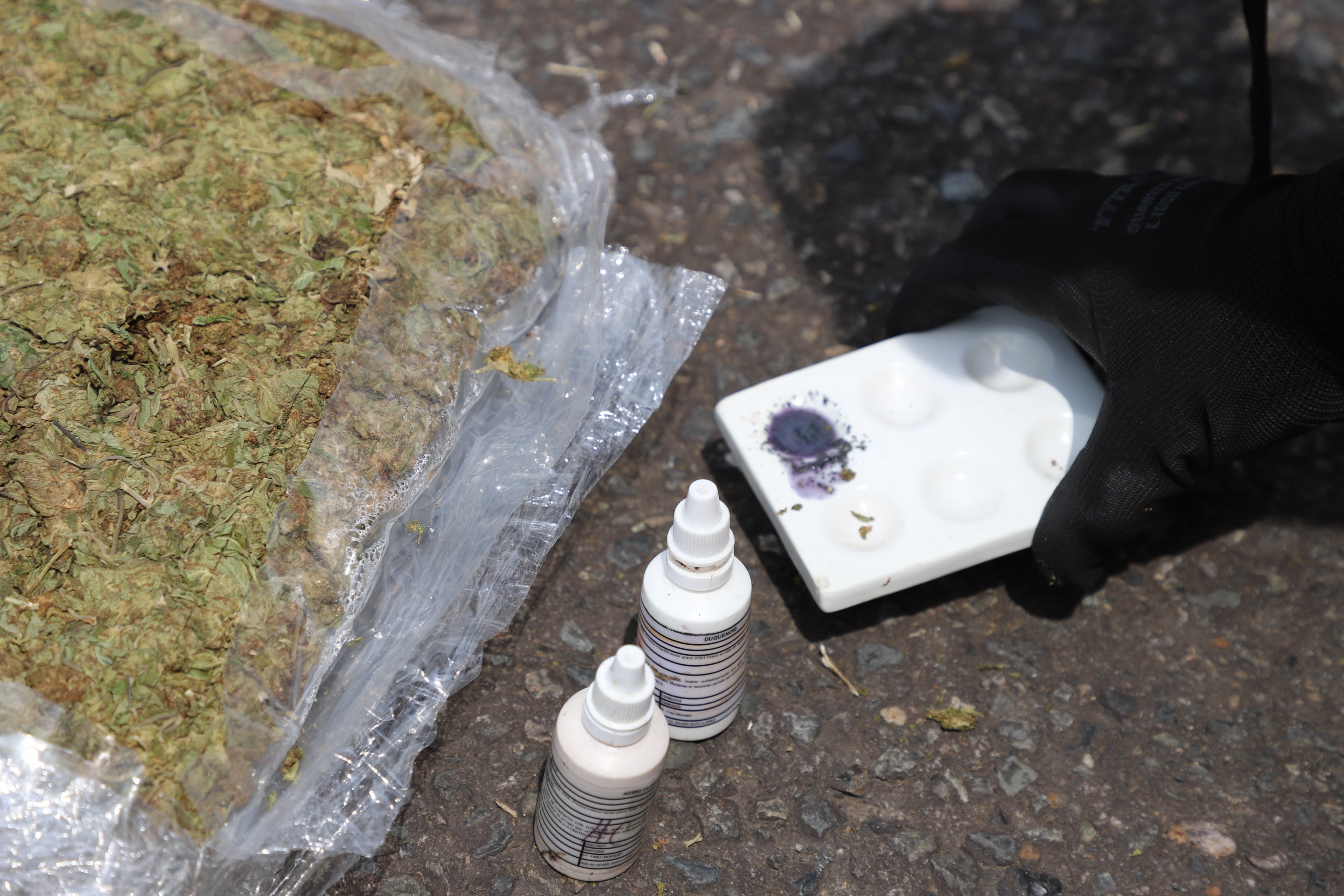 Los paquetes encontrados en el vehículo contenían cerca de 180 kilogramos de marihuana, cuyo valor comercial se estima en $36 millones. - crédito @Policia_Caldas / X (referencia)