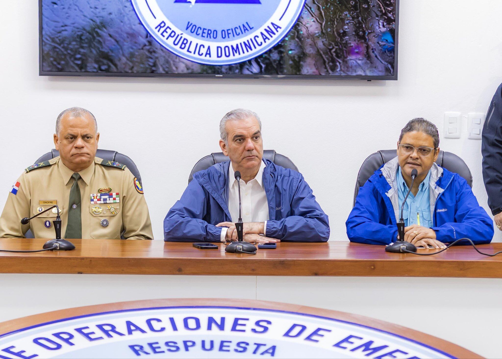 El presidente Luis Abinader coordina operativos de asistencia y distribución de ayudas alimentarias en las zonas más afectadas por el temporal. (Foto cortesía Presidencia de República Dominicana)