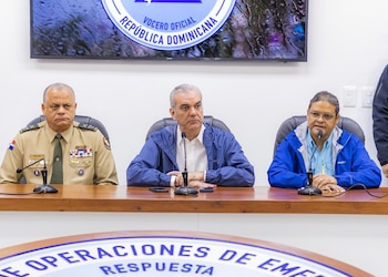 El presidente Luis Abinader coordina operativos de asistencia y distribución de ayudas alimentarias en las zonas más afectadas por el temporal. (Foto cortesía Presidencia de República Dominicana)