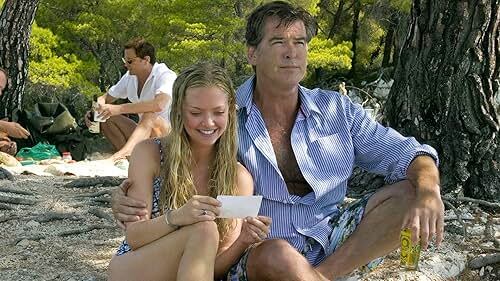 Pierce Brosnan junto a Amanda Seyfried en