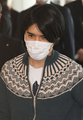 Kei Komuro, en el aeropuerto