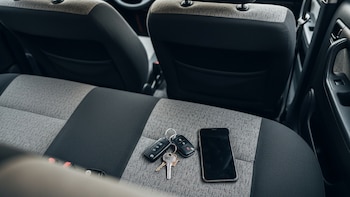 El celular, las llaves y el pasaporte: los 10 objetos que más se olvidan en un Uber y cómo recuperarlos