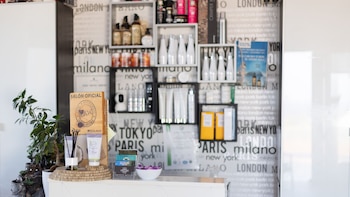 Productos en una peluquería. (Canva)