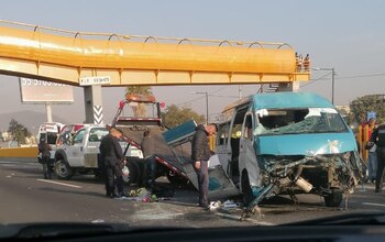 Una camioneta de transporte colectivo
