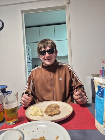 Dillom cumplió la promesa que le hizo a un fan y fue a comer milanesas con puré a su casa