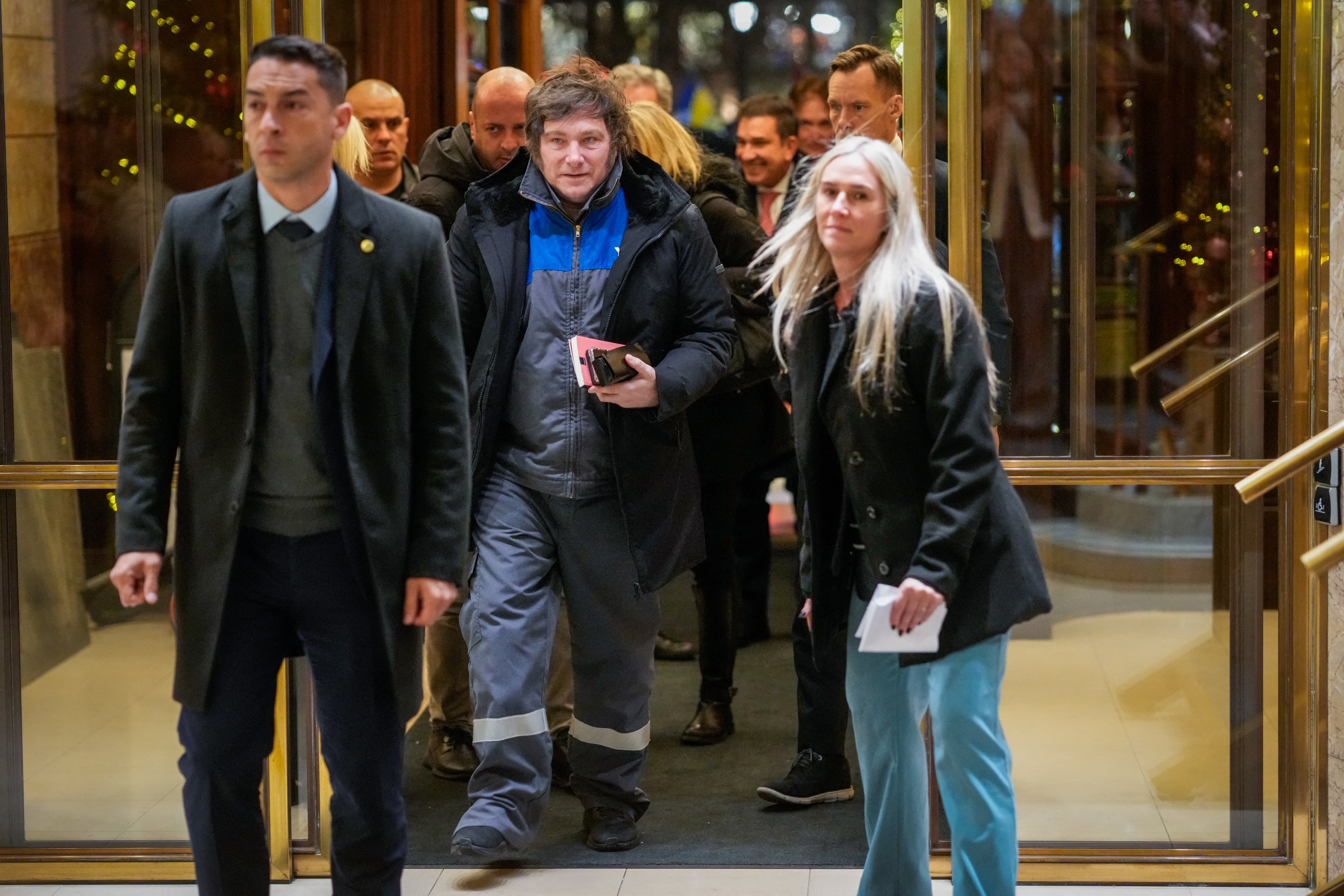 El presidente Javier Milei, con un mameluco de YPF, llega al hotel donde se aloja en Oslo, donde participó de la entrega del Premio Nobel de la Paz a la venezolana María Corina Machado (Foto: Cornelius Poppe / NTB / AFP) / Norway OUT)