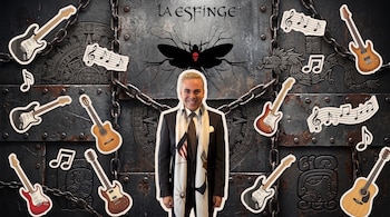 Cristian Castro en primer plano sobre fondo oscuro metálico con cadenas, rodeado de guitarras, notas musicales, logo de polilla con calavera y motivos prehispánicos.