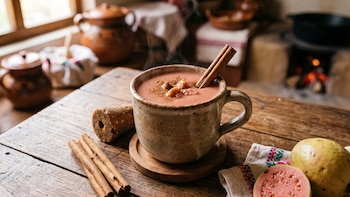 Atole de guayaba con canela y piloncillo: la bebida ideal para acompañar tu pan de muerto