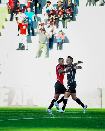 Pablo Lavandeira celebra junto a Jhamir D' Arrigo su primer gol con Melgar. (Liga 1)