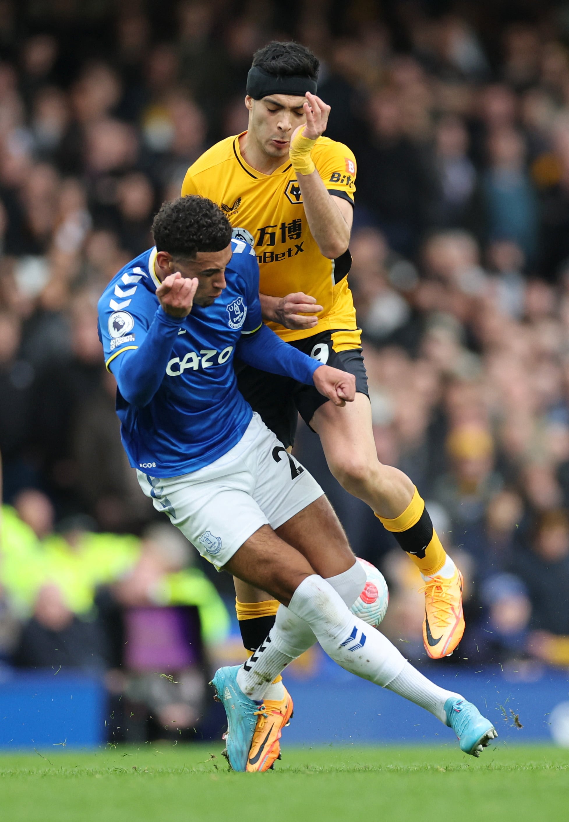 Raúl Jiménez salió al minuto 37 del Wolverhampton vs Everton en la Copa de Inglaterra tras resentirse de la rodilla izquierda. Images via Reuters/Carl Recine