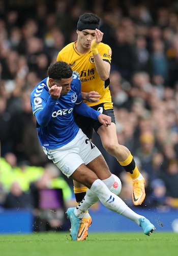 Raúl Jiménez salió al minuto 37 del Wolverhampton vs Everton en la Copa de Inglaterra tras resentirse de la rodilla izquierda. Images via Reuters/Carl Recine
