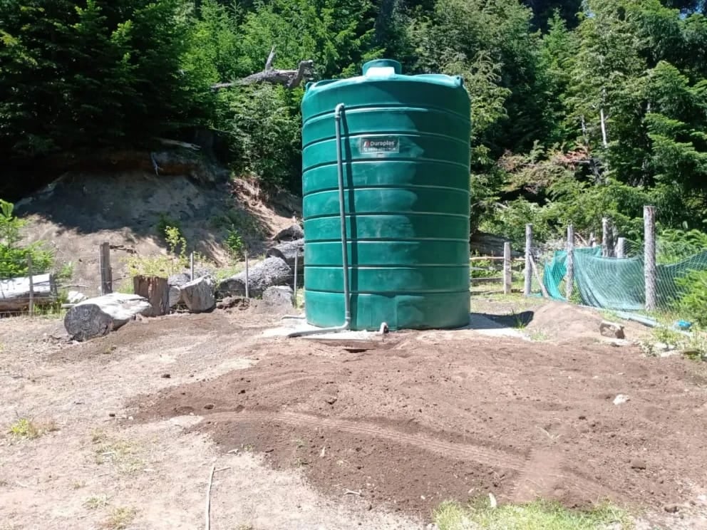 La cisterna de agua que instaló la municipalidad de Villa La Angostura en lotes privados para beneficiar a una comunidad mapuche