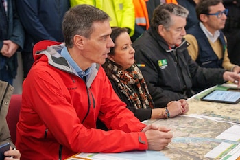 El presidente del Gobierno, Pedro Sánchez (1i), junto a la ministra de Defensa, Margarita Robles, y el consejero de Sanidad, Presidencia y Emergencias de la Junta de Andalucía, Antonio Sanz (2d), asiste a una reunión en el puesto de mando avanzado situado en la localidad gaditana de San Roque para interesarse por los efectos que la borrasca Leonardo ha ocasionado a su paso por la zona, a 6 de febrero de 2026, en San Roque, Cádiz. (Francisco J. Olmo / Europa Press)