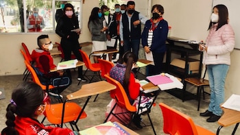 Gómez vista una escuela primaria