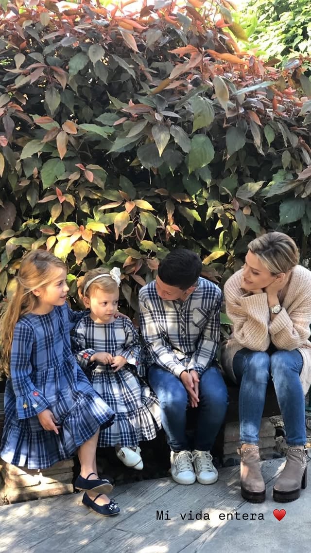 Evangelina Anderson compartió un cálido instante junto a sus tres hijos sentados en un banco (Instagram)