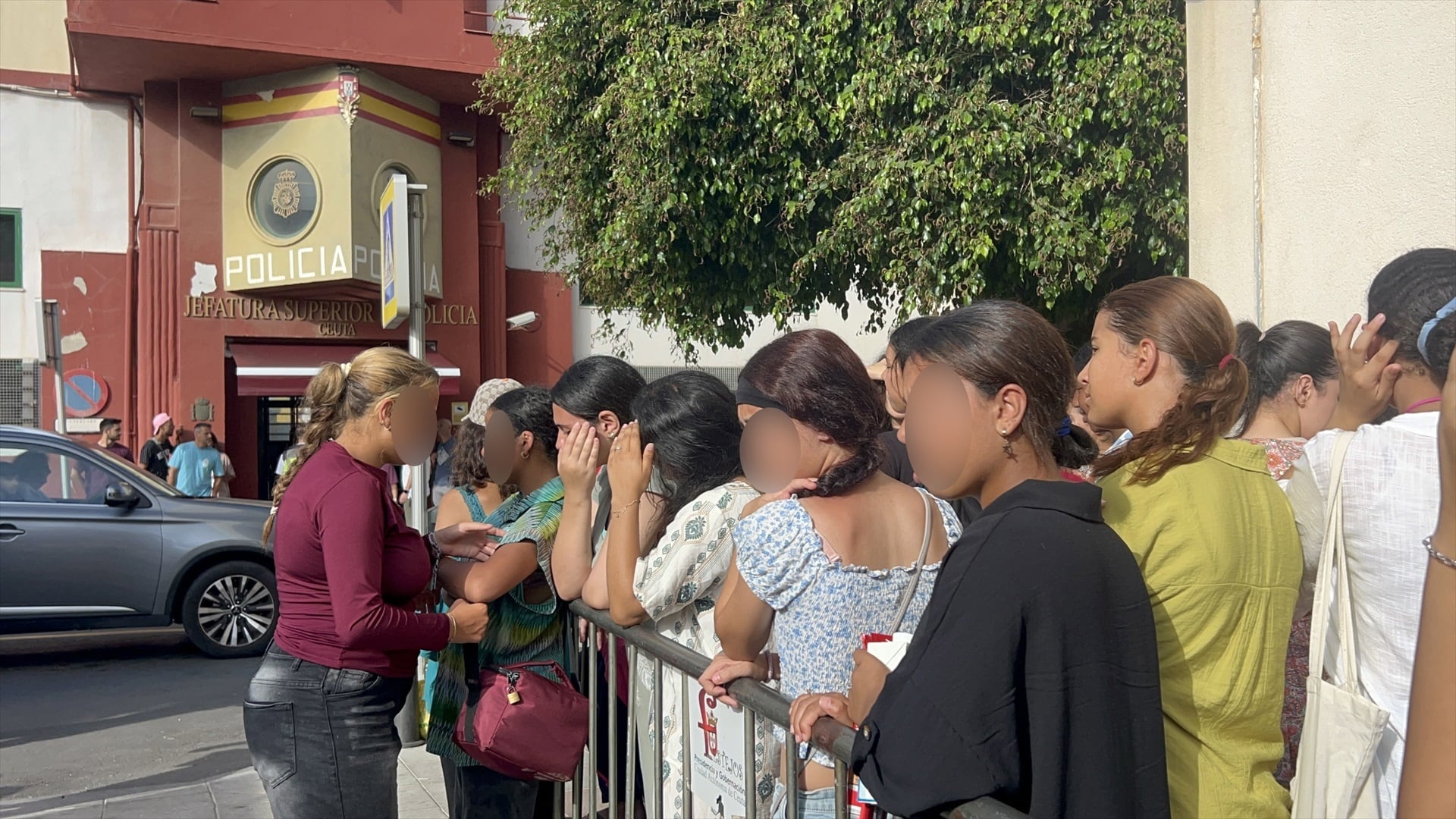 Menores esperan a las puertas de la Jefatura Superior de Policía de Ceuta. (Gabriela Sardá Núñez / Europa Press)