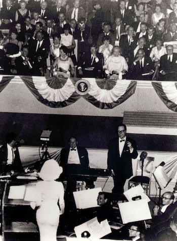 Marilyn canta frente a John