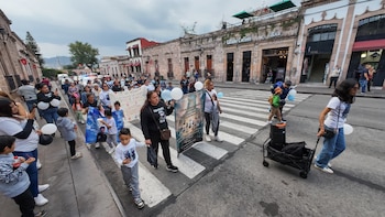 Infantes también participaron en la marcha conmemorativa en Morelia; algunos portaron uniformes policiales y pancartas con los nombres y rangos de los agentes asesinados en 2019. (Crédito: X | @mimorelia)