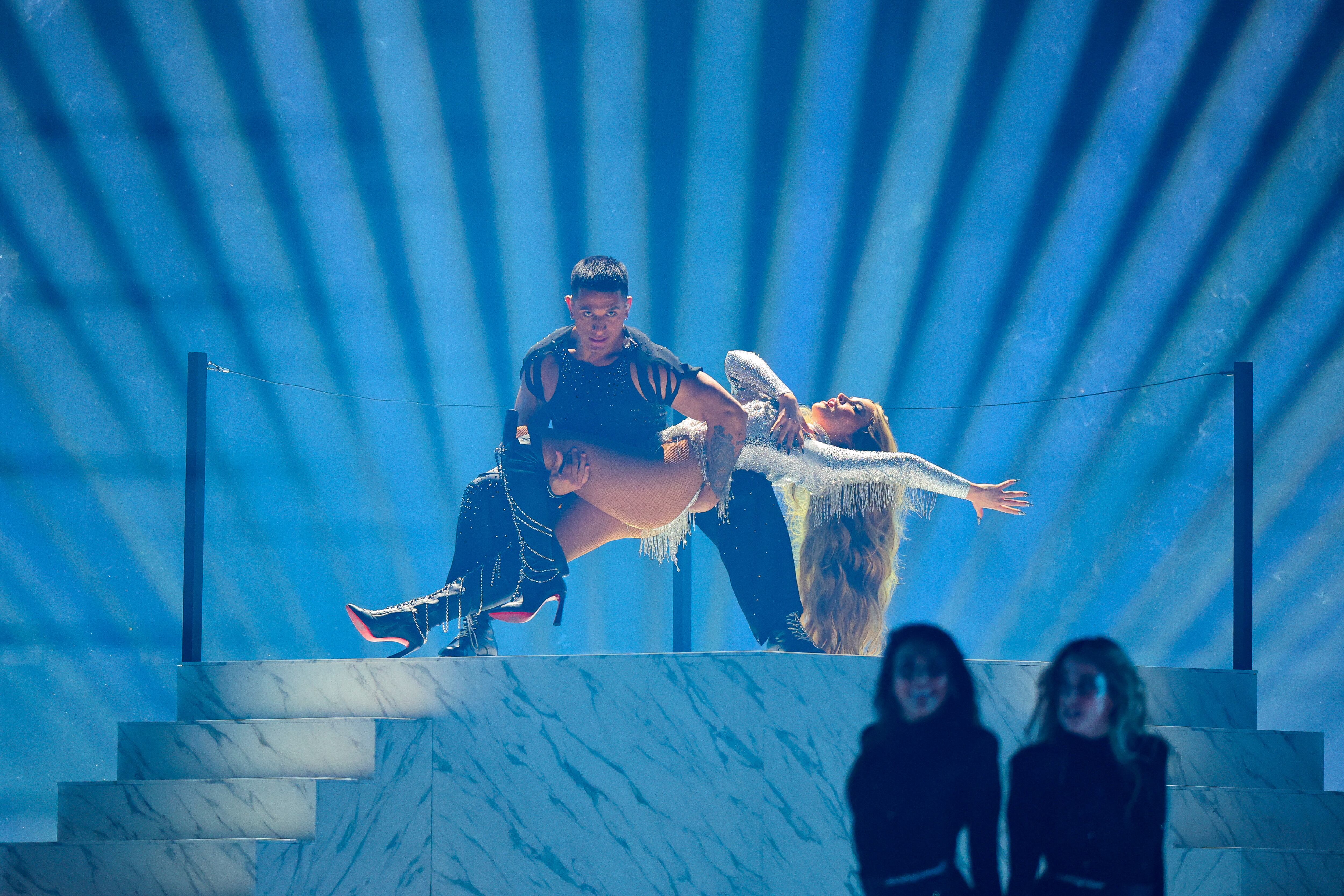 Melody, representando a España, interpreta