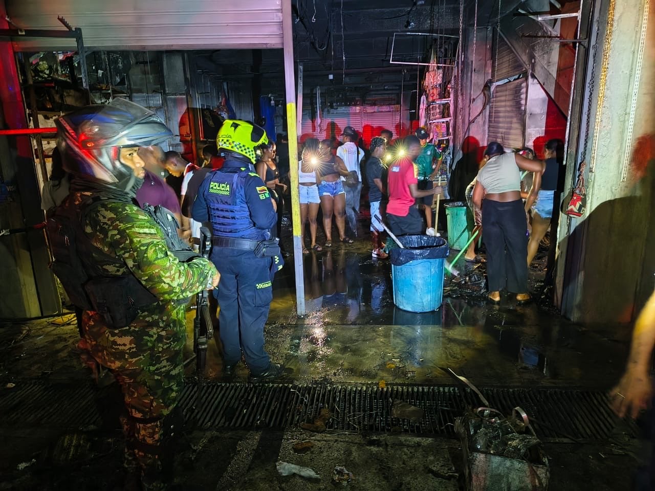 Las autoridades señalaron que el incendio en la Galería 72 se originó en un cortocircuito y ordenaron revisar por completo las redes eléctricas - crédito Alcaldía Barranquilla