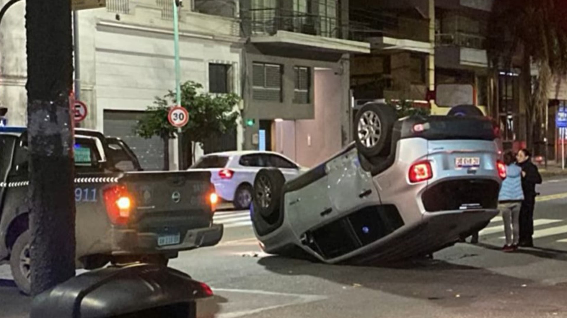 Un Jeep Renegade volcó tras chocar contra un patrullero en la esquina de avenida Directorio y Quirno, barrio de Flores