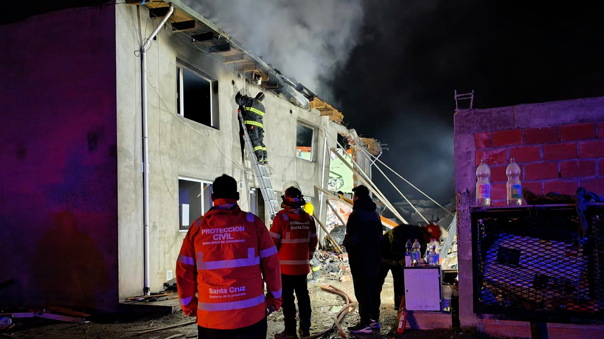 Personal de Bomberos de Perito Moreno y otras jurisdicciones trabajan en la remoción de escombros para hallar los cuerpos de las víctimas fatales. (Crédito: Gobierno de Santa Cruz)