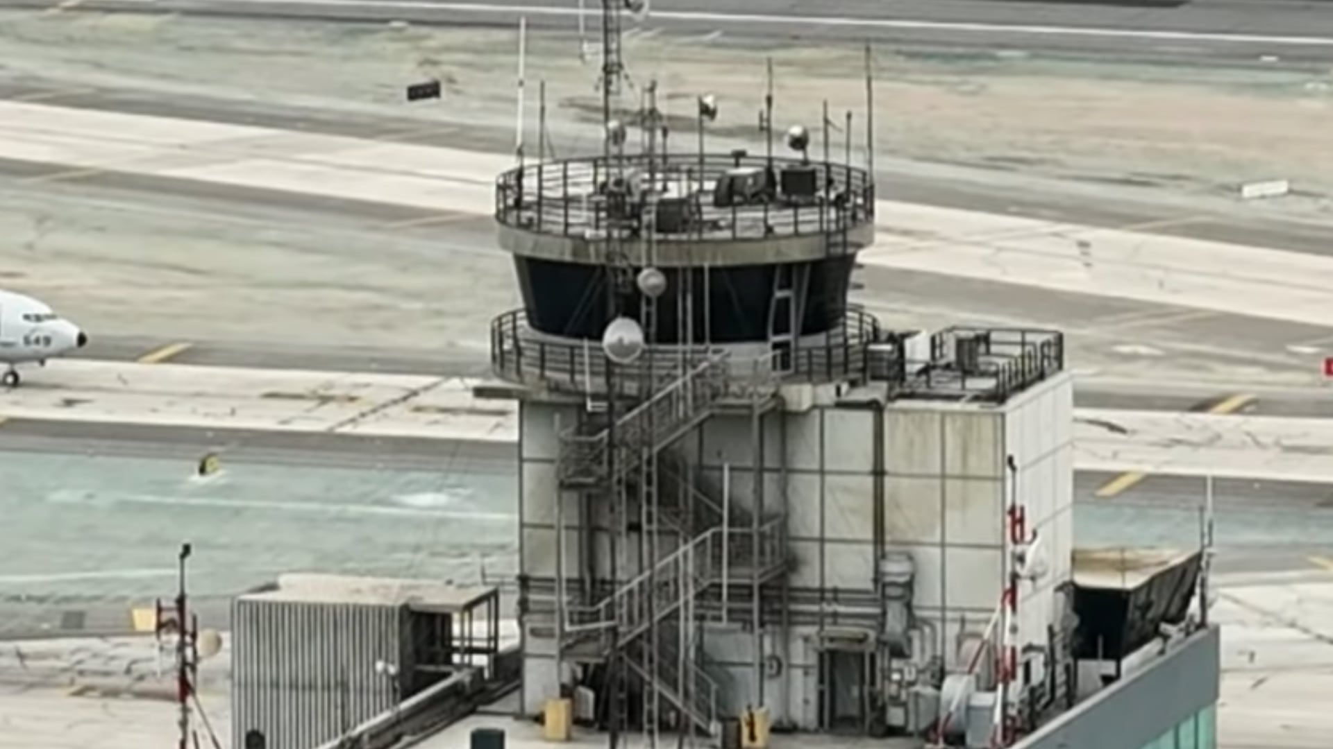 Advertencia de Contraloría: el organismo de control señaló que mantener tecnología antigua puede generar riesgos para las operaciones aeronáuticas. Captura de pantalla