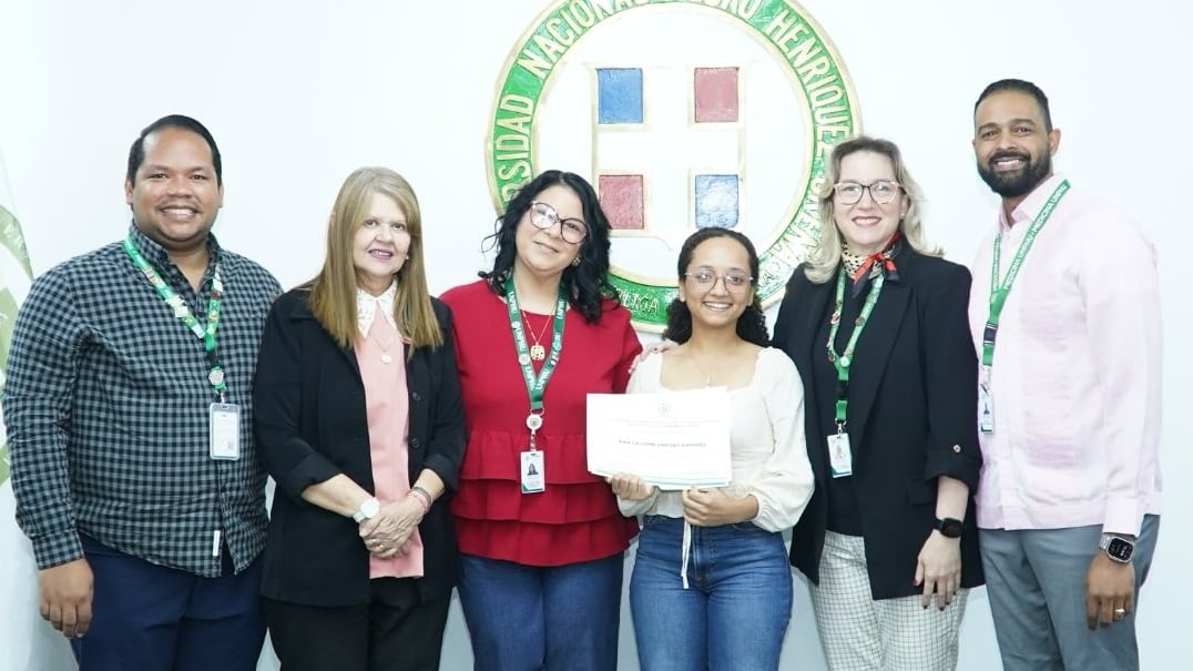 Treinta y ocho estudiantes completaron doce escenarios simulados que certifican destrezas clínicas, técnicas y éticas, marcando el inicio de la Evaluación Clínica Objetiva Estructurada como requisito final en la Universidad Nacional Pedro Henríquez Ureña (Foto cortesía UNPHU)