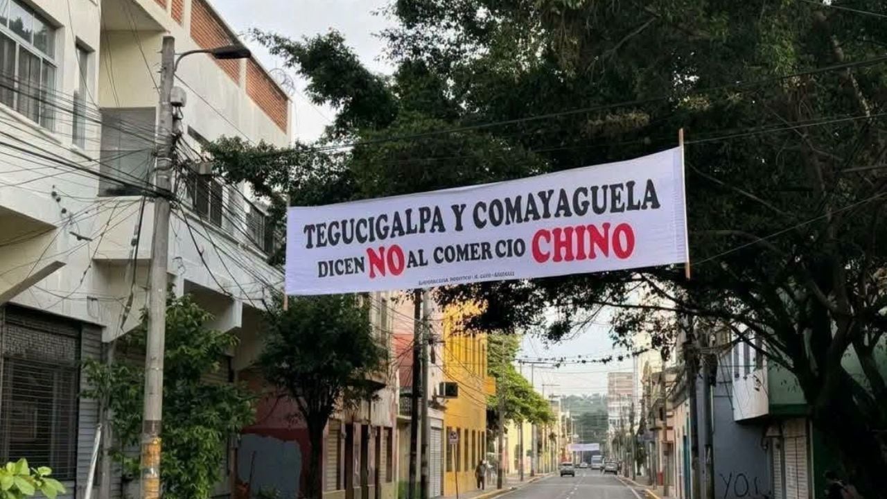 Pancartas con consignas contrarias a la expansión de los negocios chinos aparecieron en diversos sectores de Tegucigalpa y Comayagüela.