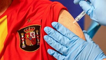 España acelera la campaña de vacunación: ya casi el 30% de la población recibió al menos una dosis