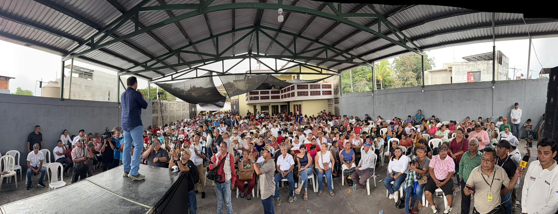 Diputado Nery Ramos se dirige a una multitud en Guatemala, acompañado por el expresidente Alfonso Portillo, durante un evento de formación de un nuevo proyecto político.