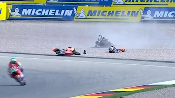 La fuerte caída del argentino Valentín Perrone en el Moto3 en Alemania: “Quedó en el suelo”