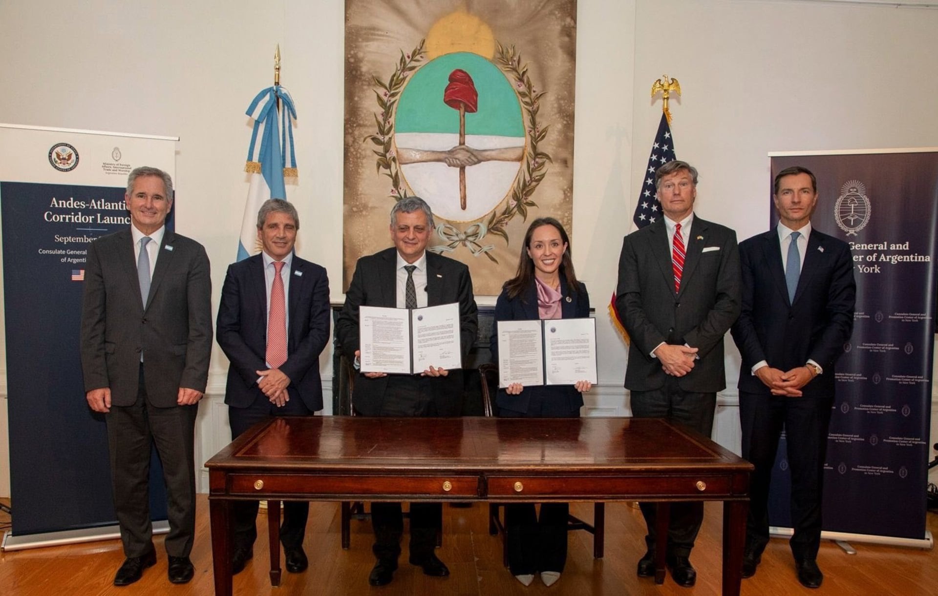 24/09/2026 El subsecretario de Estado de los Estados Unidos, Christopher Landau, y el ministro de Exteriores argentino, Pablo Quirno, lanzan el Corredor Andes-Atlántico.Los Gobiernos de Estados Unidos y Argentina han puesto en marcha el Corredor Andes-Atlántico, un marco bilateral destinado a modernizar las infraestructuras que conectan las principales zonas productivas argentinas con los puertos del Atlántico y los mercados occidentales, han informado representantes diplomáticos de ambas partes tras un encuentro bilateral en los márgenes de la Asamblea General de Naciones Unidas que se celebra en Nueva York.ECONOMIA CANCILLERÍA DE ARGENTINA