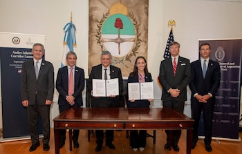 24/09/2026 El subsecretario de Estado de los Estados Unidos, Christopher Landau, y el ministro de Exteriores argentino, Pablo Quirno, lanzan el Corredor Andes-Atlántico.
Los Gobiernos de Estados Unidos y Argentina han puesto en marcha el Corredor Andes-Atlántico, un marco bilateral destinado a modernizar las infraestructuras que conectan las principales zonas productivas argentinas con los puertos del Atlántico y los mercados occidentales, han informado representantes diplomáticos de ambas partes tras un encuentro bilateral en los márgenes de la Asamblea General de Naciones Unidas que se celebra en Nueva York.
ECONOMIA
CANCILLERÍA DE ARGENTINA
