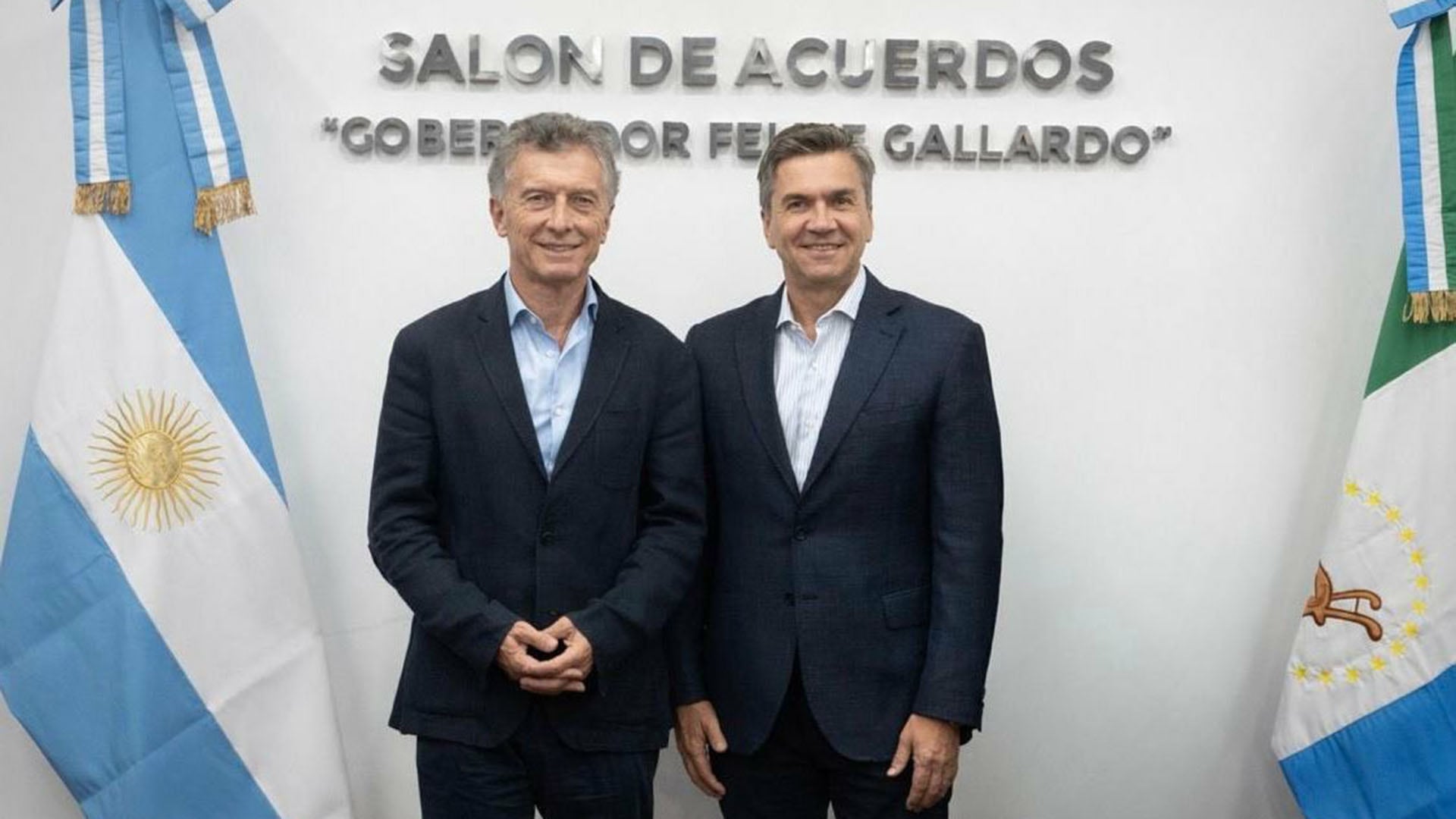 El expresidente Mauricio Macri se reunió con el gobernador electo de Chaco, Leandro Zdero, en el Salón de Acuerdos, fortaleciendo lazos políticos en la provincia. (@LeandroZdero)