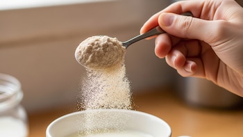 Preparando bebida: Polvo nutricional se mezcla con leche para un inicio de día saludable - VisualesIA ScribNews