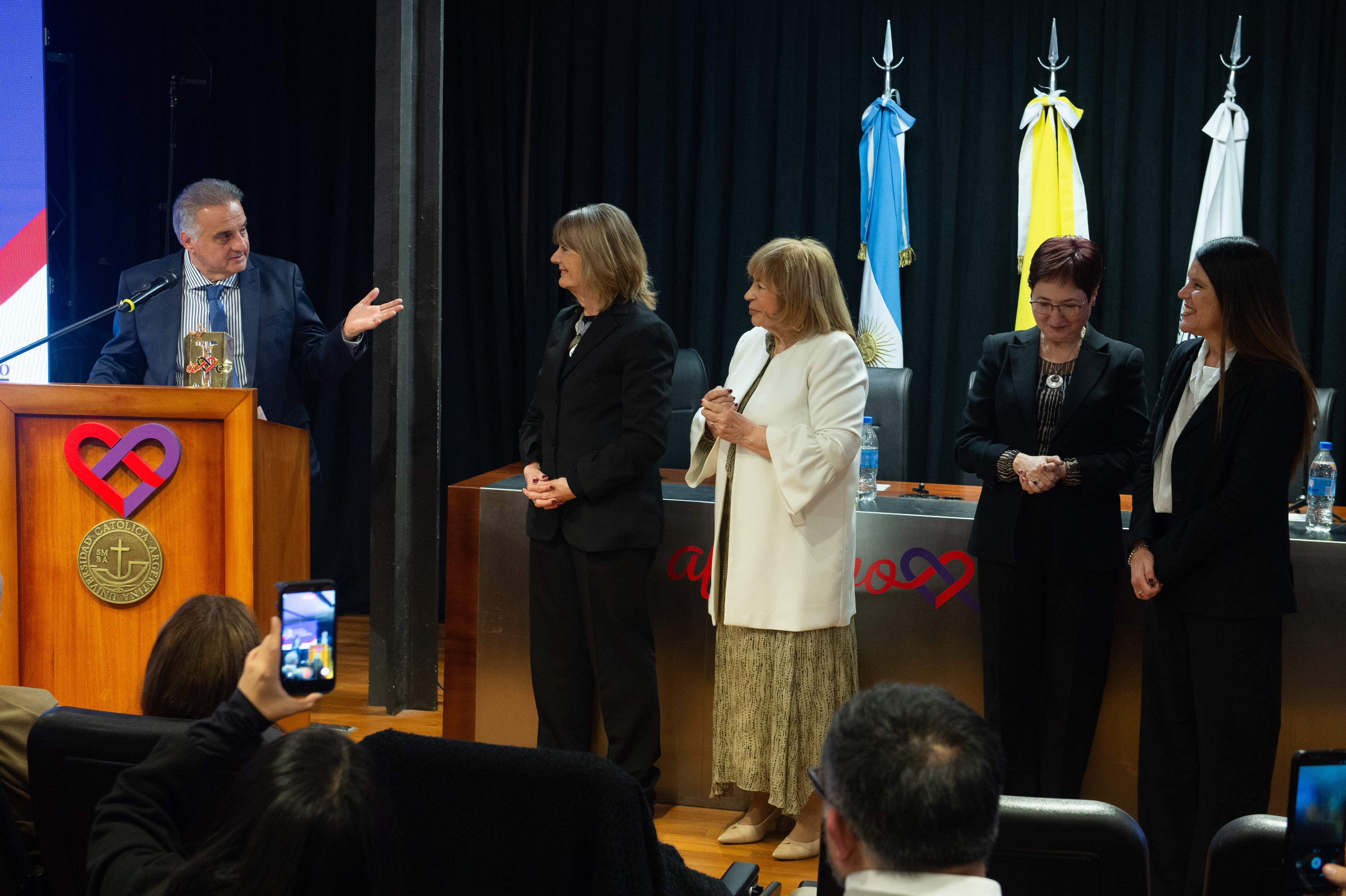 Los Premios Afectivo-Efectivo, inspirados por el legado del doctor Albert J. Jovell y el impulso de la Fundación ICEM, se consolidaron como referencia en la promoción de una atención basada en la innovación, la empatía y los valores humanistas en Argentina